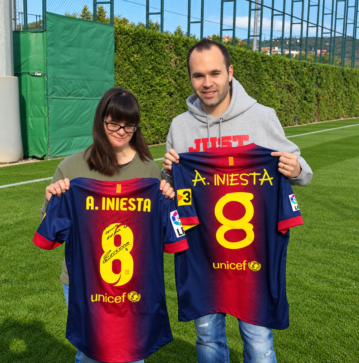 Retrato en un campo de fútbol con camisetas del Barça